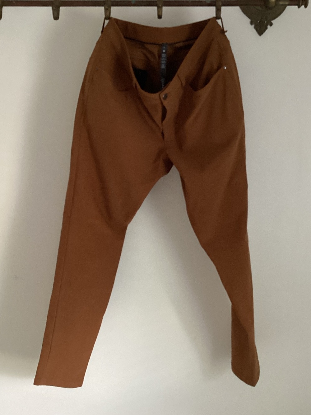 lululemon athletica Men's Chinos in Burnt Brown